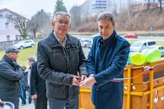 Novo zadružno poslovalnico na Jesenicah sta odprla predsednik zadruge Janez Okorn (levo) in direktor Boštjan Luznar. / Foto: Nik Bertoncelj