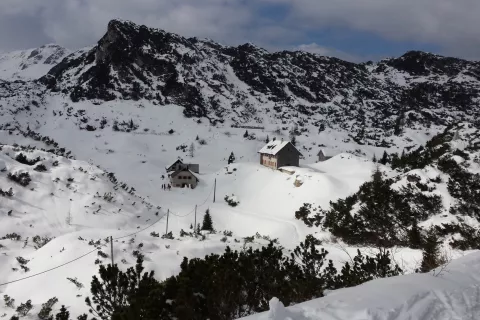 Komna, hribi, planine, zima.Koča pod Bogatinom (1513 m). / Foto: Robert Hrovat/sta