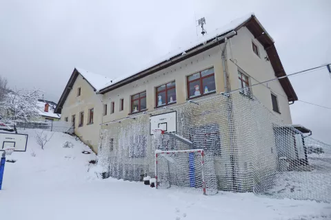 Na mestu sedanje šole, ki je bila poškodovana v poplavah, bodo uredili športno igrišče in dodatna parkirišča. / Foto: Jure Ferlan