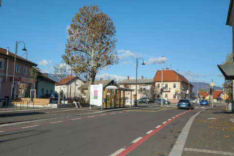 Varne kolesarske površine občani pogrešajo tudi v središču Mengša, na novourejeni Slovenski cesti, kjer kolesarji prihajajo v konflikt z vozniki motornih vozil. / Foto: Tina Dokl, arhiv Gorenjskega glasa