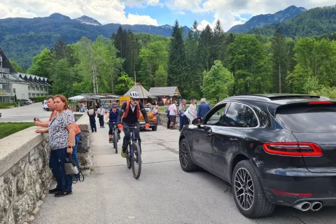 Bohinjci ocenjujejo, da se je prometna varnost v zadnjih petih letih poslabšala. / Foto: Marjana Ahačič