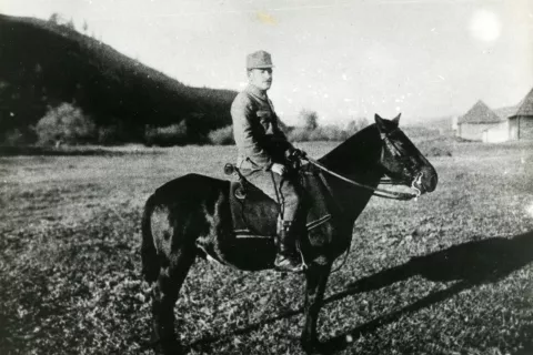 Podpisi k slikam (izlet general Maister)(poveljnik Karel Šefman)Nadporočnik Karel Šefman, rojen v Kranjski Gori, je odigral pomembno vlogo v bojih za našo severno mejo in preprečeval apetite Italijanov po zgornjem delu Gorenjske. Zaslužil bi si večjo pozornost zgodovine. / Foto: Arhiv Janez Kavar