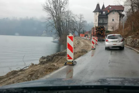 Prvo fazo urejanja meteorne in fekalne kanalizacije pod glavno cesto skozi Bled so zaključili že lani, sočasno z izgradnjo pločnika na Mlinem. / Foto: Tina Dokl