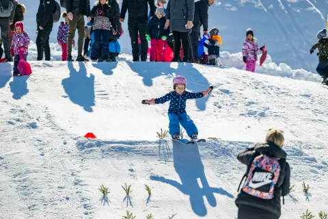 Pogumen skok najmlajših na mini skakalnici / Foto: Nik Bertoncelj