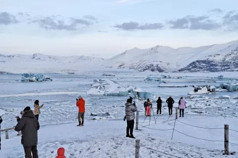 Od ledenika odtrgane ledene gore v laguni Jökulsárlón potujejo proti Atlantiku. / Foto: Jože Košnjek