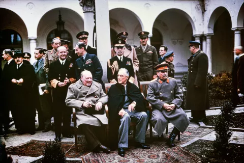 Tako so se fotografirali »Veliki trije« v Jalti, 9. februarja 1945. Z leve: Winston Churchill, Franklin D. Roosevelt in Josip V. Stalin. / Foto: Wikipedija