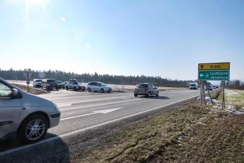 Krožišče ob koncu avtocestnega izvoza Brnik bo omogočilo lažji dostop na državno cesto Kranj–Brnik. / Foto: Tina Dokl