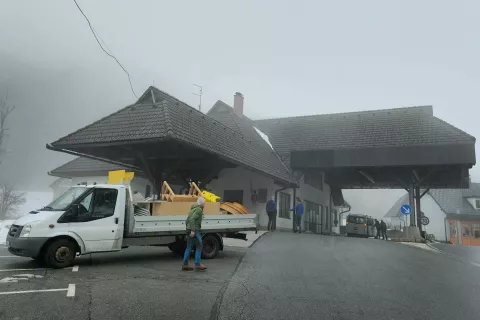 Ker za ves inventar na nadomestnih lokacijah ni prostora, ga bodo začasno shranili v objektu na Jezerskem vrhu, ki je za ta namen postal skladišče. / Foto: Alenka Brun