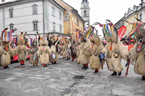 Kurenti so sredi Kranja preganjali zimo in klicali pomlad, očitno pa jim delo še ni najbolj uspelo. / Foto: Primož Pičulin / Foto: 