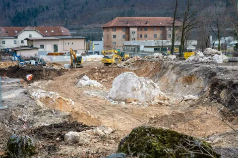 Gradnja se je začela, na zemljišču je že zazevala gradbena jama, hkrati urejajo komunalno infrastrukturo. / Foto: Nik Bertoncelj