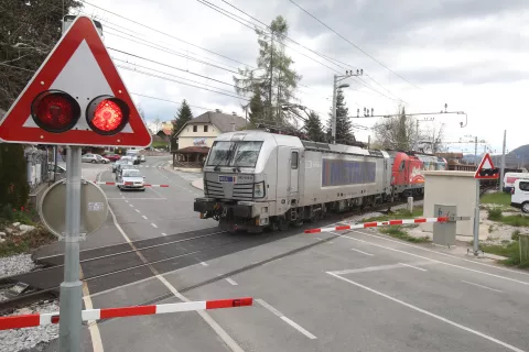 Leščani upajo, da bodo po dolgih letih prizadevanj zdaj vendarle dobili težko pričakovani podvoz pod progo, ki bo bolj povezal zdaj z železnico razdeljeno naselje. / Foto: Gorazd Kavčič, arhiv Gorenjskega glasa