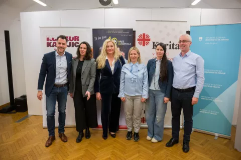 Novinarska konferenca – 40 dni brez alkohola 2025, na fotografiji Peter Tomažič, generalni tajnik Slovenske karitas, Vesna Marinko, generalna direktorica Direktorata za javno zdravje na Ministrstvu za zdravje, mag. Saša Jevšnik Kafol, namestnica direktorice Javne agencije RS za varnost prometa, Karmen Henigsman, Nacionalni inštitut za javno zdravje, Andreja Verovšek, Zavod Med.Over.Net, David Urankar, TV voditelj in model / Foto: Primož Pičulin