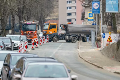 Delna zapora državne ceste Jesenice med krožnim križiščem in TVD Partizanom / Foto: Nik Bertoncelj