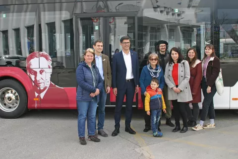 Družina Aljančič in kranjski župan Matjaž Rakovec pred ikonskim avtobusom / Foto: Gregor Aljančič