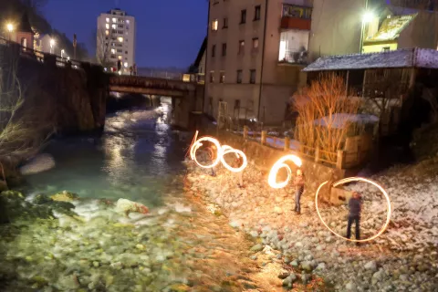 Letošnje praznovanje je osredotočeno tudi na starodavno tradicijo vihtenja gorečih metel v izvedbi Folklorne skupine Karavanke. / Foto: Tina Dokl