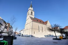 Župniji Kranj so nadomestilo za uporabo stavbnega zemljišča odmerili tudi za cerkev sv. Kancijana in tovarišev mučencev v središču mesta. / Foto: Tina Dokl