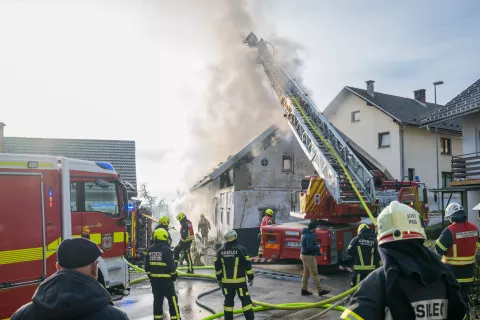 Požar v stanovanjski hiši v naselju Javornik / Foto: Primož Pičulin