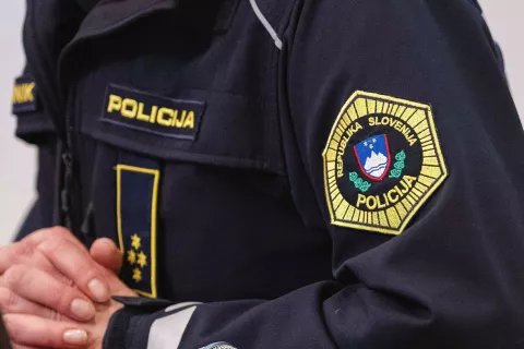 Simbolična fotografija policija Strokovni posvet Jesenice Preventiva in ukrepanje ob grožnjah z nasiljem v izobraževalnih ustanovah / Foto: Nik Bertoncelj