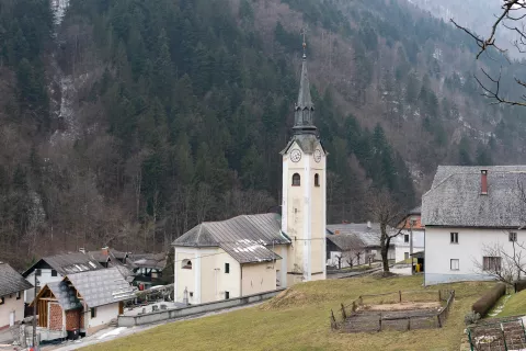 S statusom kulturnega spomenika lokalnega pomena bo za cerkev Marijinega vnebovzetja na Zalem Logu možno pridobivati tudi sofinancerska sredstva na razpisih za obnovo. / Foto: Simon Benedičič