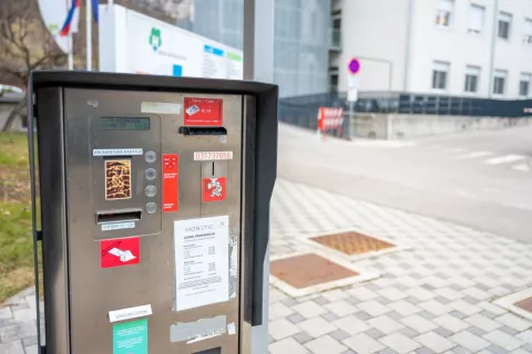 Parkirnih mest na območju bolnišnice, ki so v upravljanju družbe Monetic, so v bolnišnici našteli 406, poleg tega je še 22 parkirnih mest za invalide. / Foto: Nik Bertoncelj