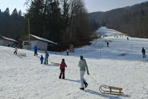 Zimske radosti na smučišču v Kamni Gorici, ki bo, če bo vreme dopuščalo, obratovalo vse počitniške dni. / Foto: Gašper Finžgar