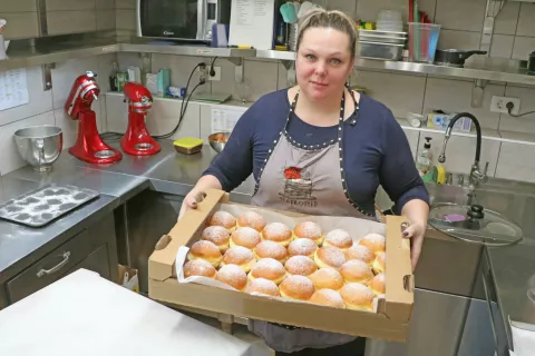 Veronika Benedik krofe največkrat cvre za pusta. / Foto: Alenka Brun