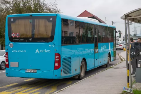 Na mestnih avtobusih bo možno do konca marca uporabljati tako vozovnice Arriva kot mestne kartice CeKR. / Foto: Primož Pičulin