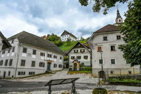 Kamna Gorica v nedeljo, prvonagrajena fotografija v kategoriji Prepoznavne podobe starih vaških jeder; avtor: Janez Resman