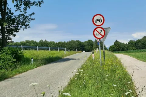 Prometne znake o prepovedi vožnje s traktorjem bodo umaknili tudi na cesti Črnivec - Lesce. / Foto: Cveto Zaplotnik