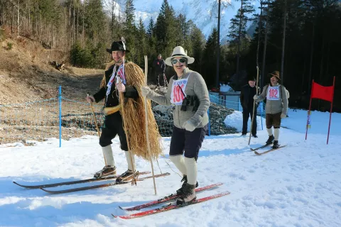 Tokrat na smučišču Jaga Baba v Sibiriji na jezerskem ni manjkalo pastirjev na smučeh ... / Foto: Alenka Brun