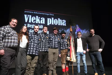 Begunjski fantje, ki skrbijo za tradicijo vleke ploha, ter režiser filma Jani Kolman in avtor besedila Sašo Gašperin na premieri lani v Radovljici / Foto: Gorazd Kavčič, arhiv Gorenjskega glasa
