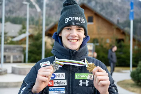 Okronan z zlato in srebrno medaljo z nedavnega mladinskega svetovnega prvenstva / Foto: Nik Bertoncelj