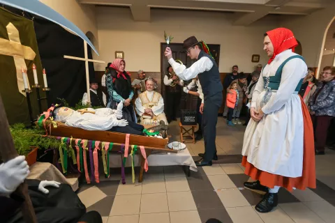 Pred pokopom je truplo pusta ležalo v avli doma krajanov, kjer so se obiskovalci lahko poslovili od njega. / Foto: Tina Dokl