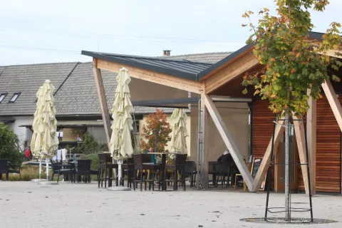 lokal tržnica Medvode poskus umora hladno orožje prepir policija napad nož pretep / Foto: Gorazd Kavčič