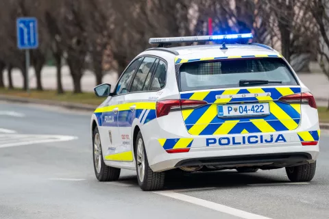 Simbolična fotografija policijski avto Slovenska policija / Foto: Nik Bertoncelj