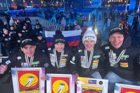 Domen Prevc, Nika Prevc, Ema Klinec in Anže Lanišek so se veselili srebrne medalje. / Foto: Sloski