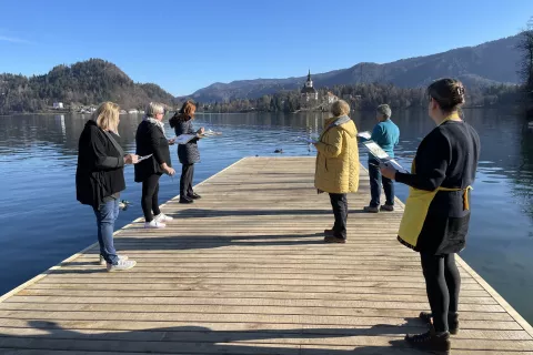 Na prenovljenih pomolih je v organizaciji Medgeneracijskega centra Vezenine Bled že potekala delavnica akvarela. / Foto: arhiv Medgeneracijskega centra Vezenine Bled