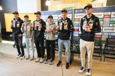 Smučarski skakalci in skakalke so se v nedeljo vrnili v domovino, včeraj pa so na novinarski konferenci pokazali osvojene medalje (od leve: Timi Zajc, Ema Klinec, Domen Prevc, Nika Prevc, Anže Lanišek in Lovro Kos). / Foto: Tina Dokl