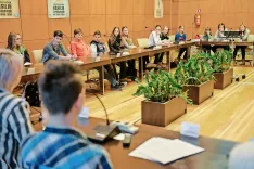 V prostorih kranjske občine se je v sredo odvijal otroški parlament. / Foto: Primož Pičulin / Foto: 