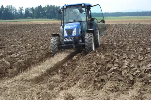 Eden od pogojev za pridobitev statusa kmeta je ustvarjanje pomembnega dela dohodka s kmetijsko dejavnostjo. / Foto: Cveto Zaplotnik