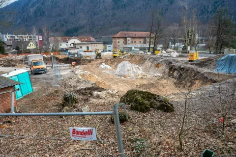 Na območju OPPN Partizan Jesenice sklad gradi dva večstanovanjska objekta s 46 javnimi najemnimi stanovanji. / Foto: Nik Bertoncelj