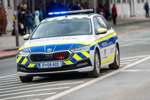 Simbolična fotografija policijski avto Slovenska policija / Foto: Nik Bertoncelj