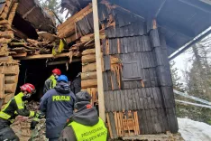 Na kraju letalske nesreče na Veliki planini so našli truplo pilota in dele letala. / Foto: Pu Ljubljana