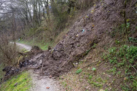 Poti na Kalvarijo v Stražišču je zaprta zaradi manjšega plazu. / Foto: Primož Pičulin