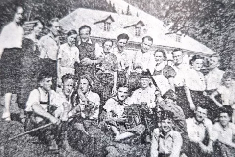 Izlet na Valvazorjevo kočo pod stolom leta 1937 / Foto: Arhiv Avtorice