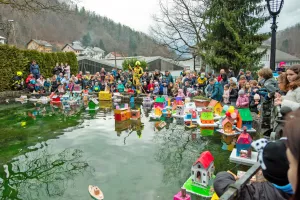 Gregorjevo v Kropi je bilo tudi letos posebno doživetje. Ko se je zvečerilo, je po vodi zaplavalo več kot sto pisanih barčic. / Foto: Pika Polona Horvat