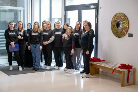 Klop so ustvarile ženske iz različnih kulturnih okolij in predstavlja njihovo ustvarjalnost, trud in željo, da lokalni skupnosti vrnejo del podpore, ki so jo same prejele. / Foto: Nik Bertoncelj