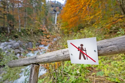 Pot okoli slapu Peričnik ostaja zaprta, opozarja TNP. / Foto: Nik Bertoncelj