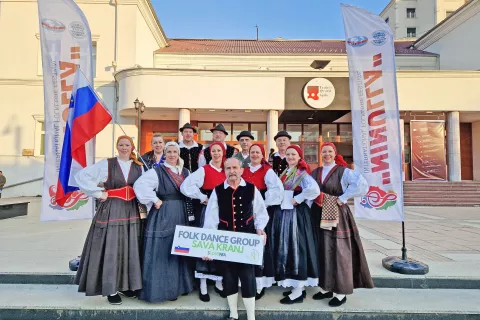 Kranjska zasedba na festivalu: pevska skupina Dečve z godčevsko skupino pred Kulturnim domom v mestu Gjilan / Foto: Arhiv Fs Sava Kranj