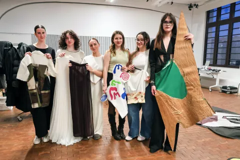 modna revija četrtih letnikov SŠOF LJ Gorenjci z leve Tajda Bukovnik Šenčur, Lana Trunk Medvode, Vita Dacar Komenda, Brina Struga Domžale, Laila Mustafa Šenčur, Luka Sonc Kranj / Foto: Tina Dokl